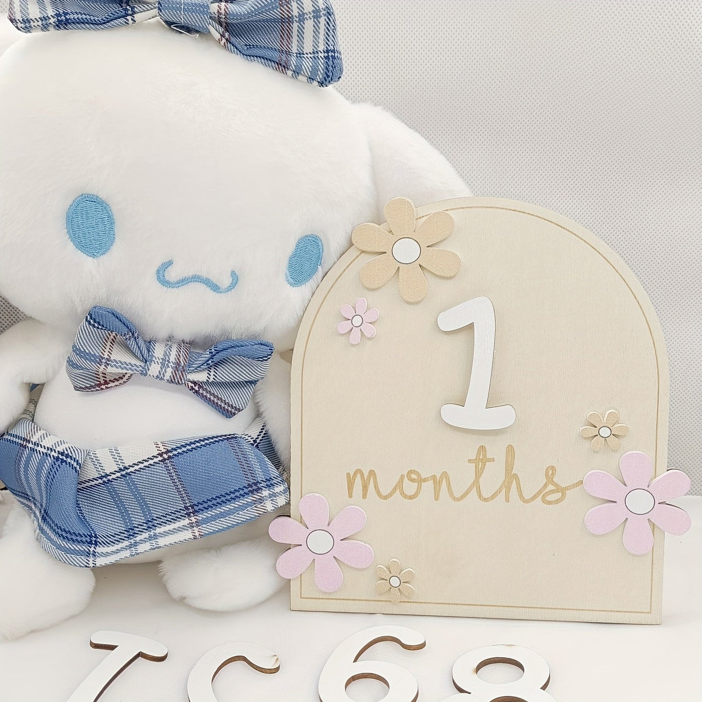 Wooden milestone birth sign with creative milestone card, perfect for capturing first year growth and pregnancy journey milestones in photography. Makes a thoughtful gift for Christmas or Thanksgiving Day.