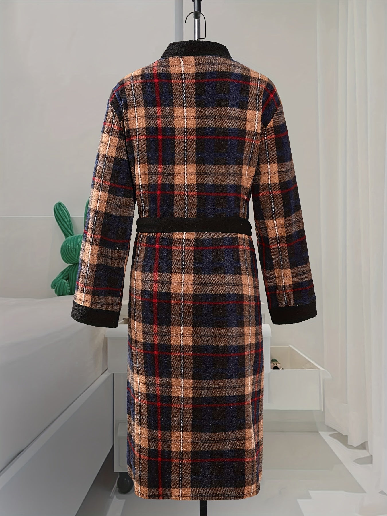 Men's checkered fleece robe with pockets, lace up night-robe for home wear after bath.