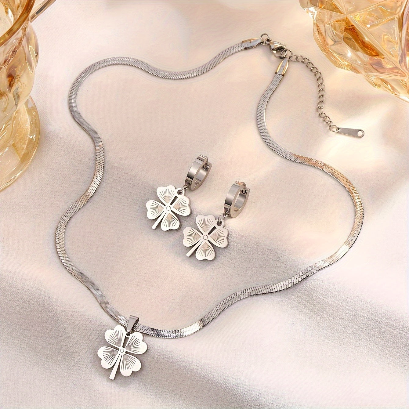 Exquisite 3-Piece Clover Jewelry Set crafted for Women - featuring an 18K Golden Plated Stainless Steel Necklace and Earrings, with a Stylish No-Stone Design, Ideal for Everyday Use and Gift-Giving