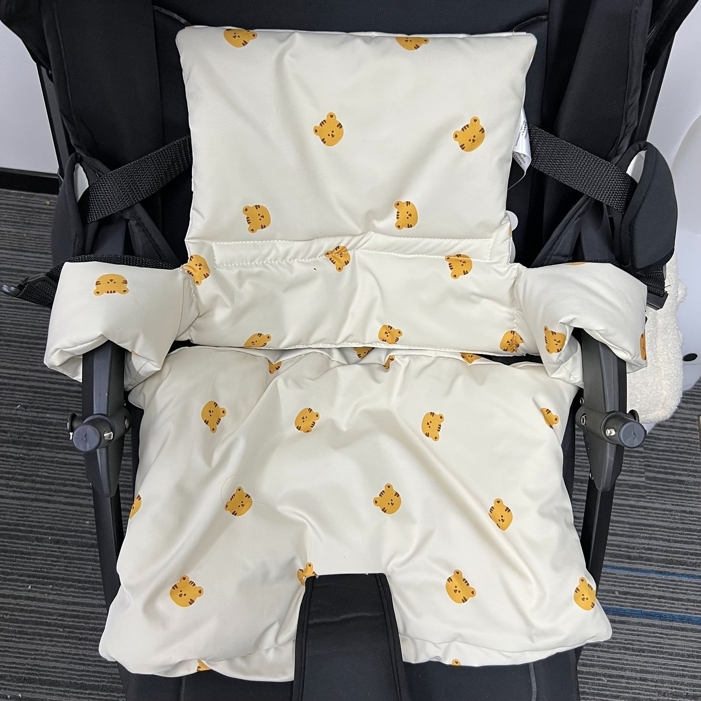 Ensure your baby's safety and comfort with these non-slip autumn and winter baby dining chair cushions, perfect for Halloween, Thanksgiving, and Christmas gifts.