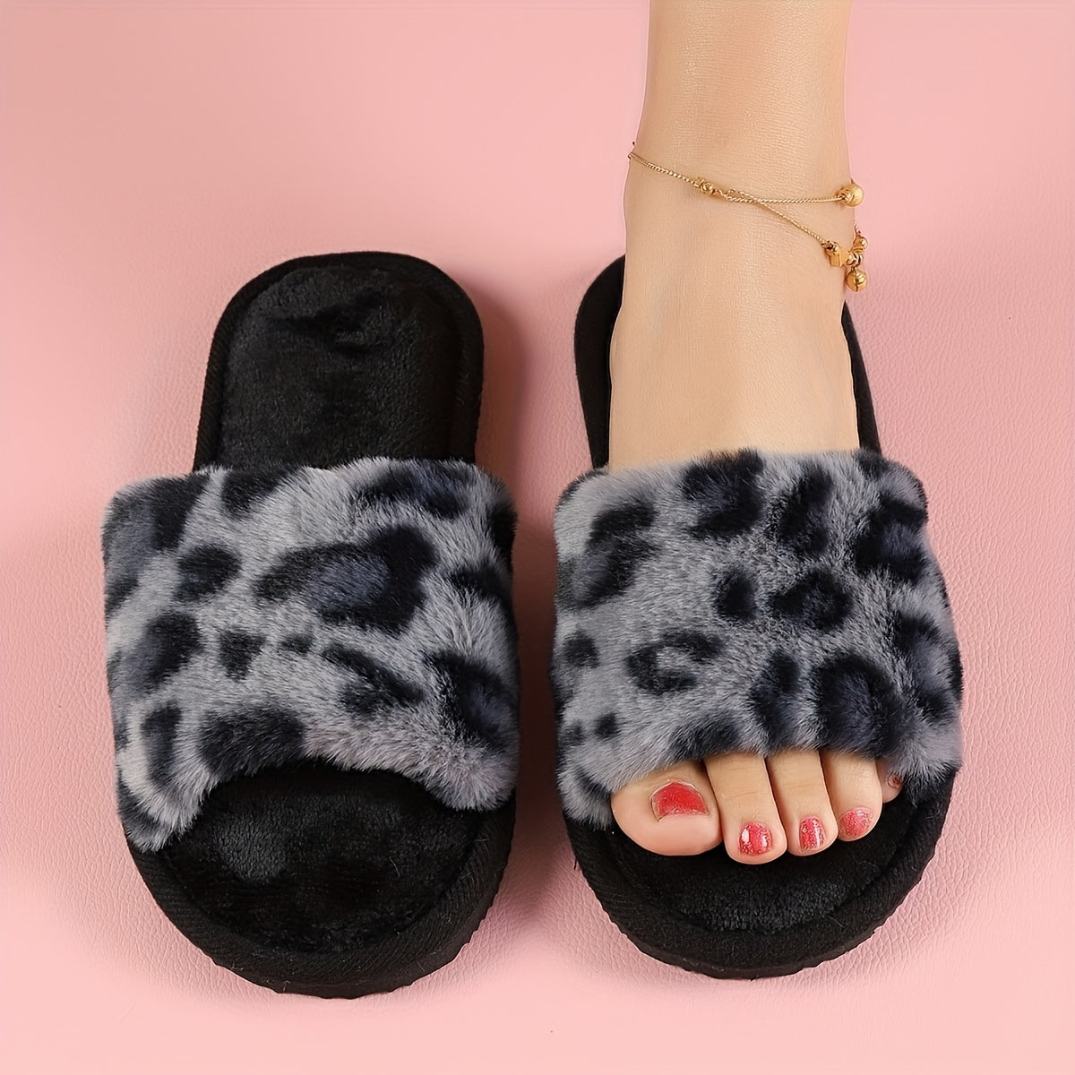 Women's leopard print open-toe slippers made of soft faux fur with breathable EVA sole. Casual and cozy home footwear.