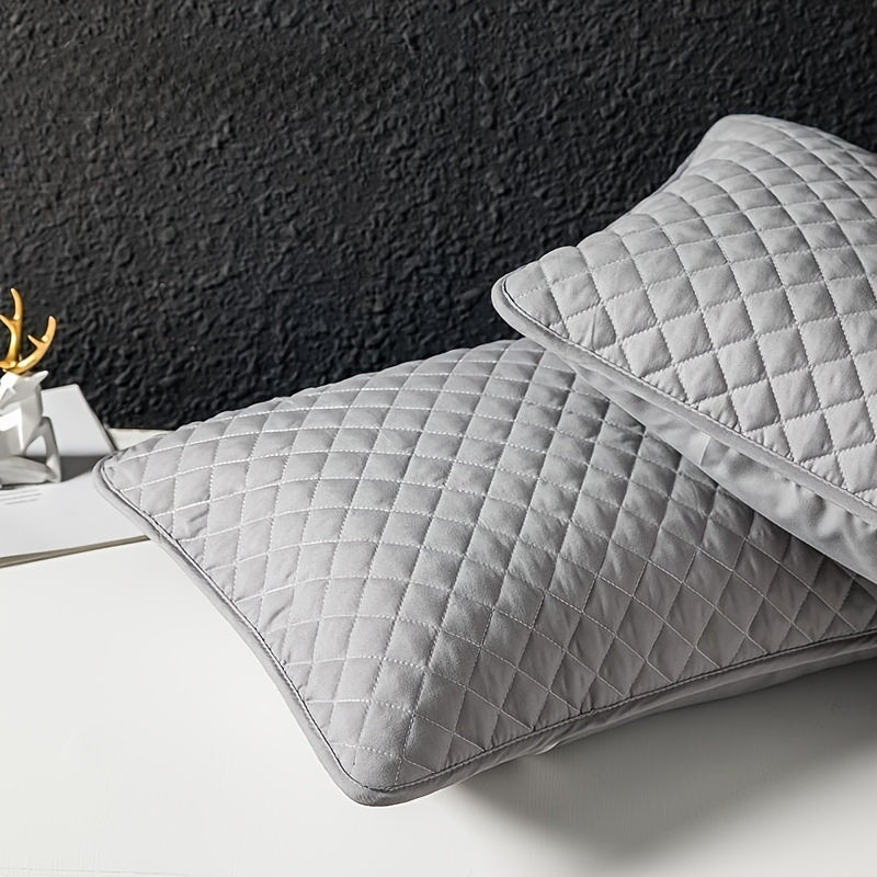 Protective pillowcase made of quilted microfiber with a 100% polyester liner. Features an envelope closure and is machine washable. Resistant to oil and stains, woven from high-quality fabric with a weight of 300-350 gsm. Solid color design.