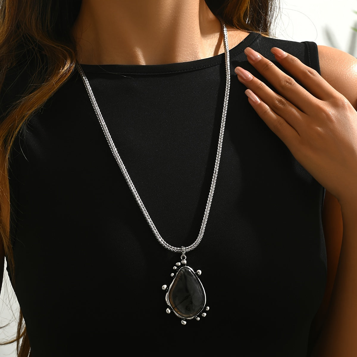 This stylish vintage-inspired silver herringbone chain features a large metal water droplet-shaped piece adorned with an ink flower pattern and a sizable resin pendant. Perfect for pairing with autumn and winter sweater outfits, it can be worn all year