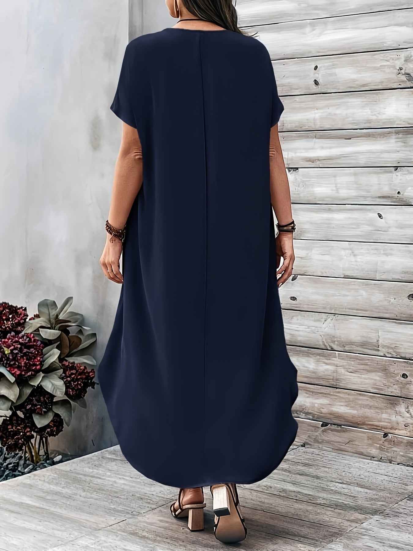 Women's plus size solid curved hem dress with casual V-neck and short sleeves.