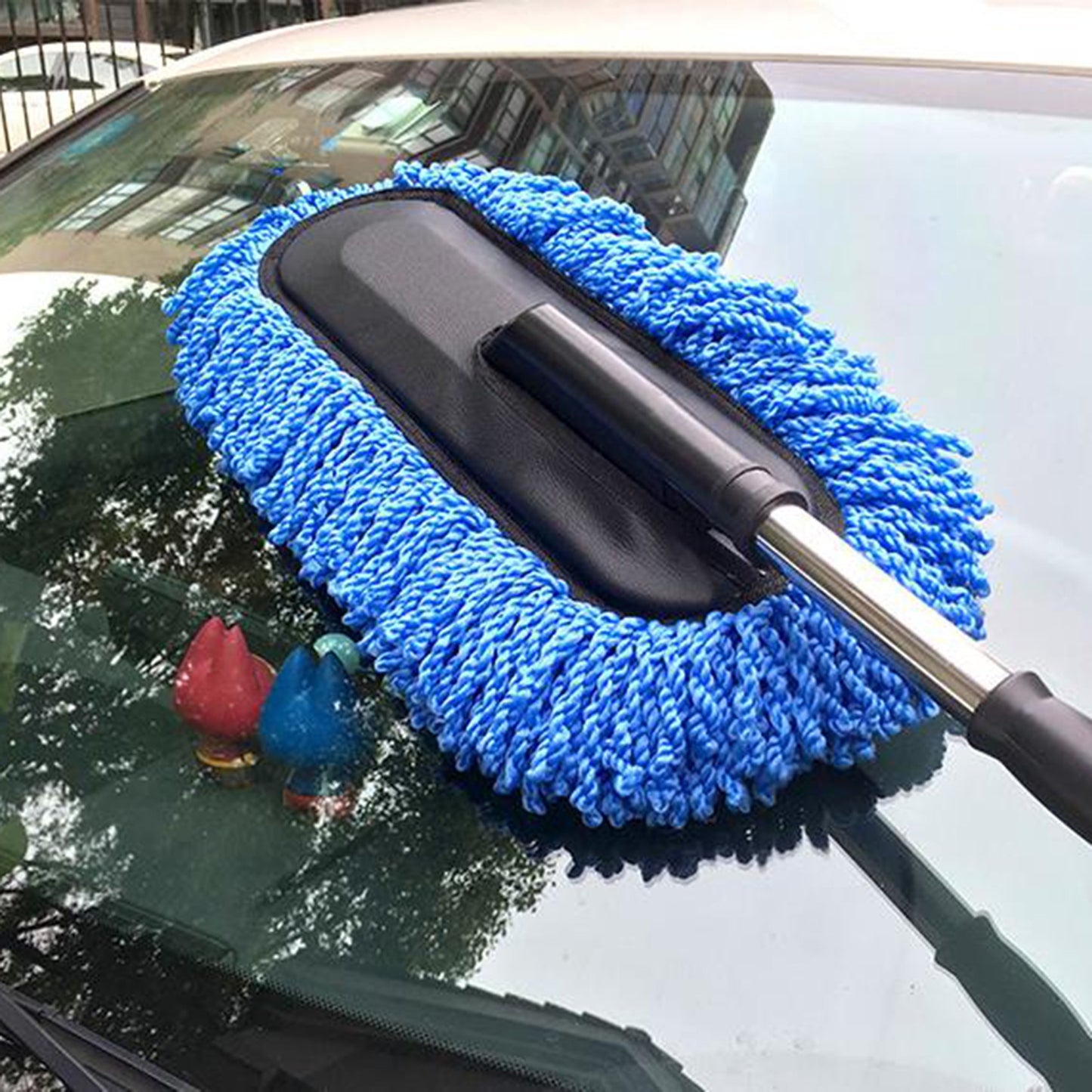 Extendable car wash mop with detachable microfiber pads for dusting and waxing, with stainless steel handle, ideal for reaching tight spaces.