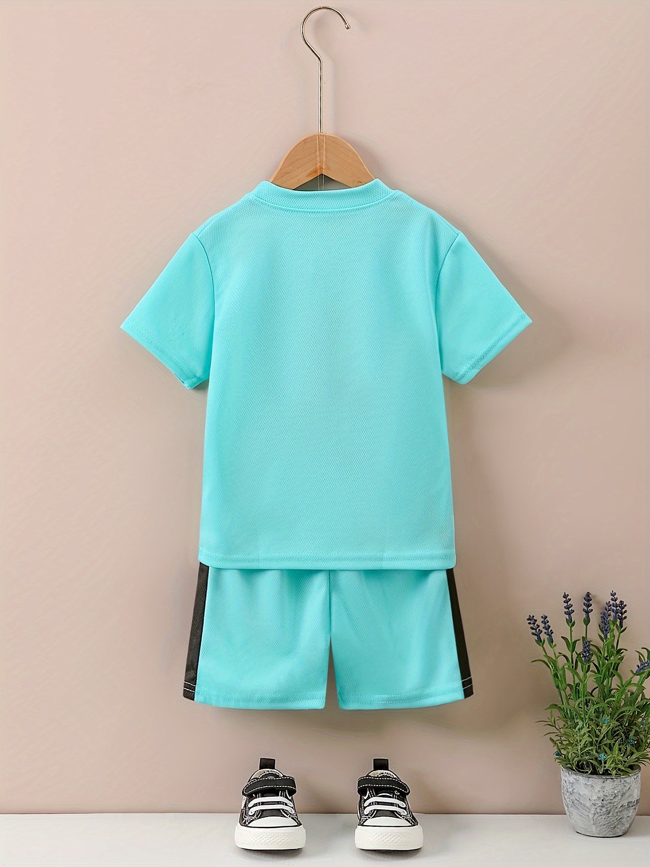 Children's quick-drying sports suit with short-sleeved shorts and KIDS SPORTS printed t-shirt, made with lightweight and comfortable quick-drying fabric.