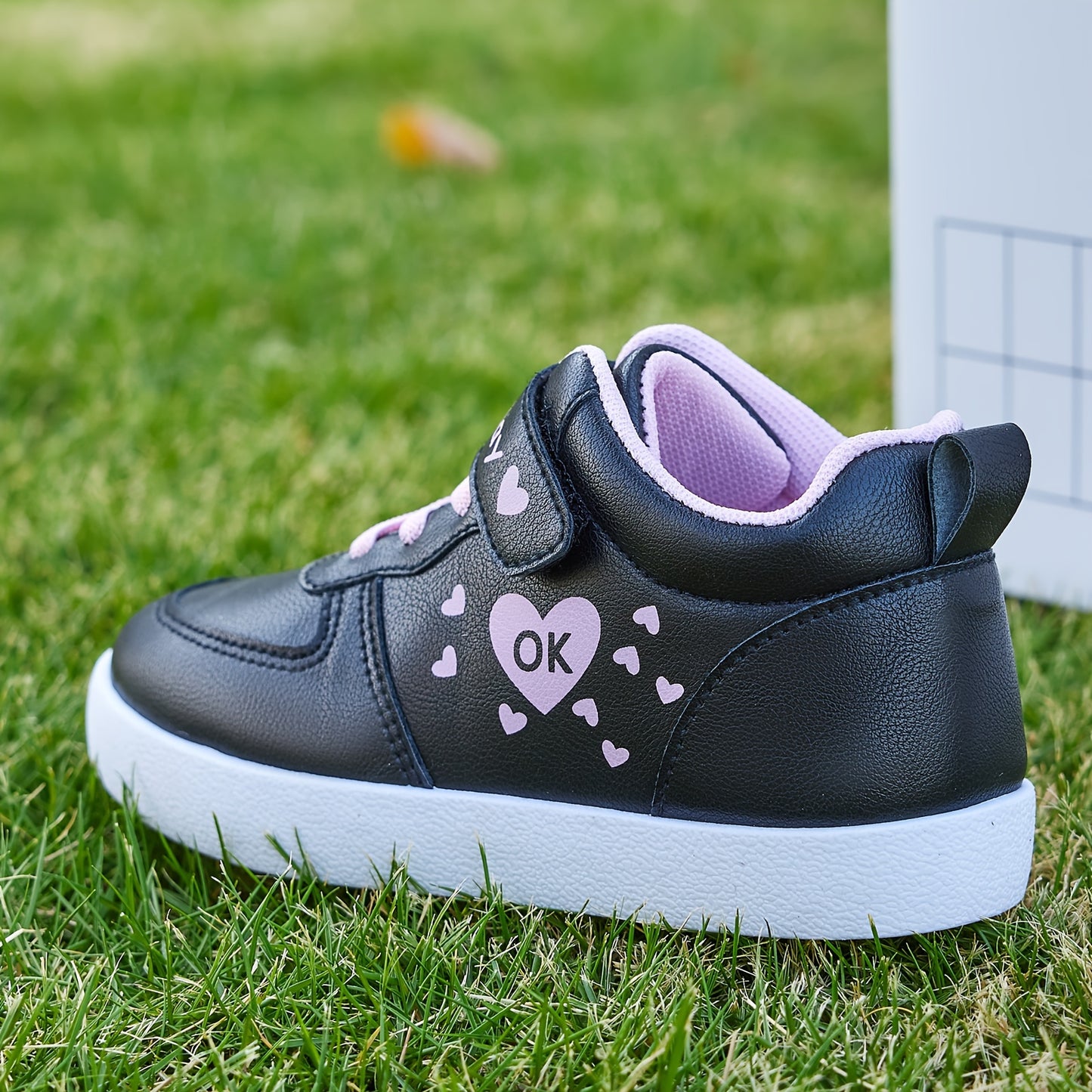 Girls' heart pattern sneakers, comfy non-slip skateboard shoes for all seasons.