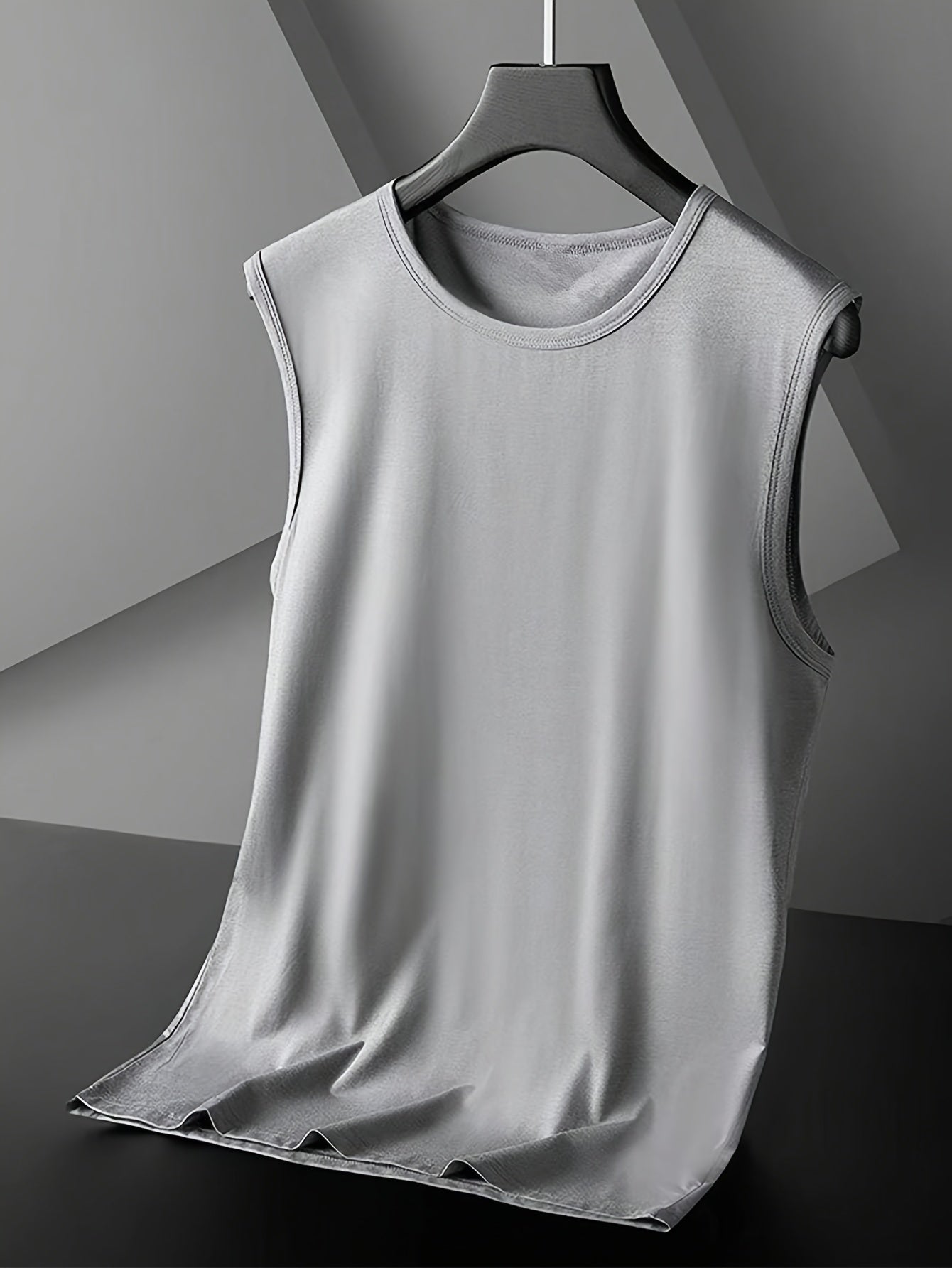 Men's sleeveless tank top for fitness activities, with quick dry and sweat-wicking technology.