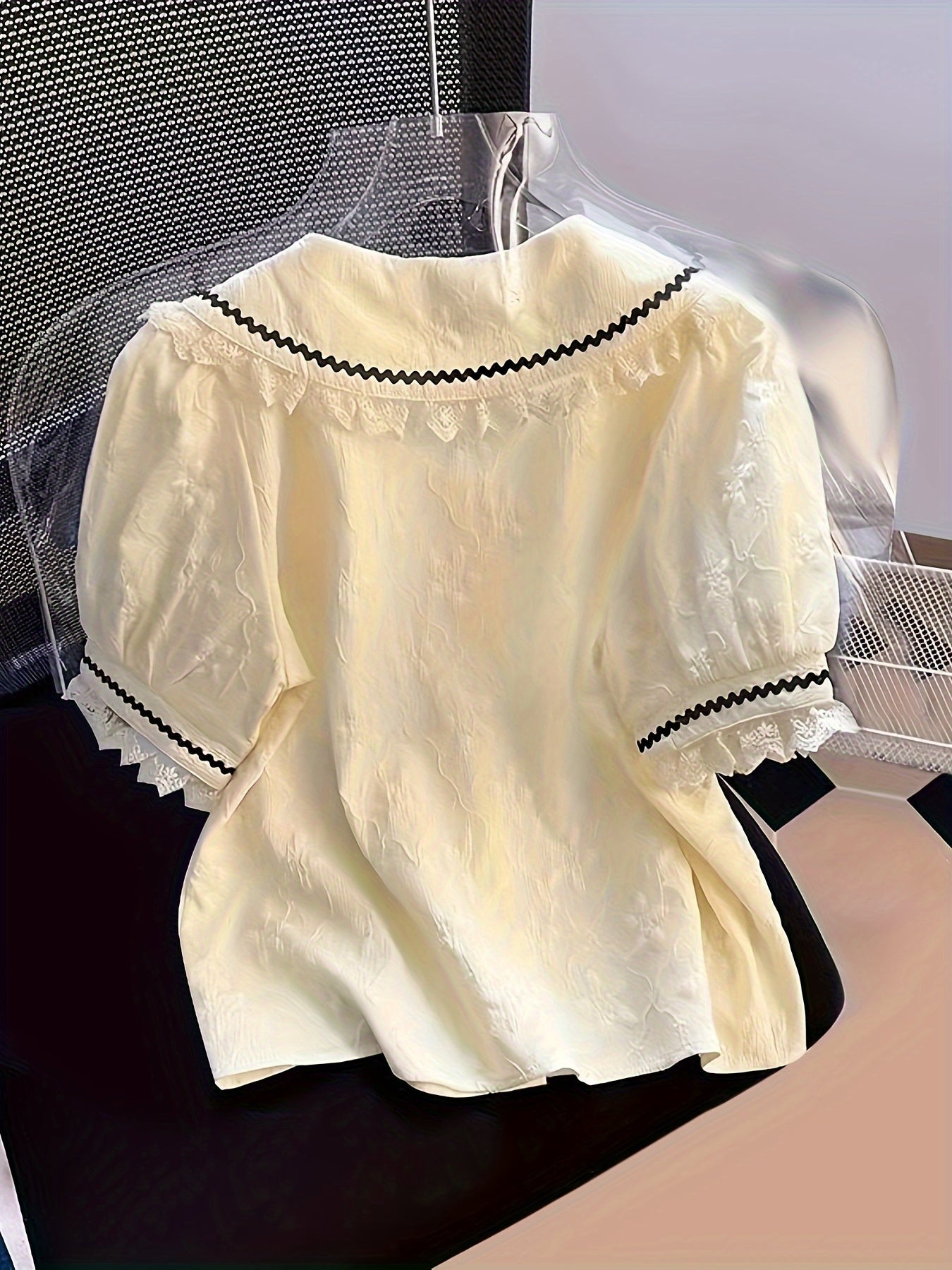 Polyester floral lace shirt with short sleeves, ruffle neckline, and lapel collar. Perfect for spring/summer in a young style with 120g/m² fabric weight.