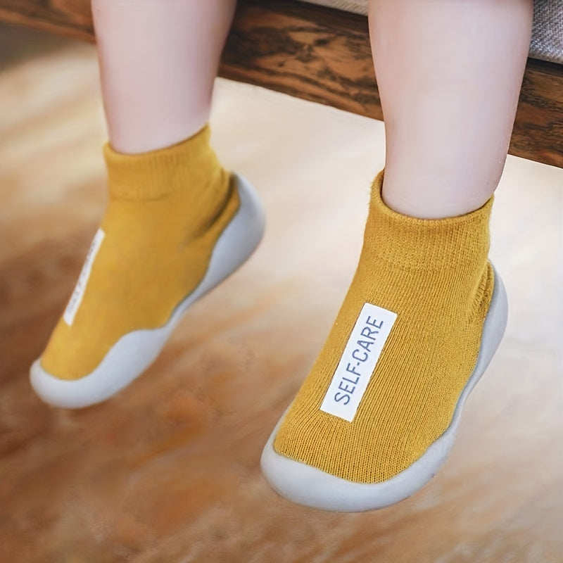 Boys' slip-on sock shoes: comfortable, breathable, non-slip for indoor use all year round.