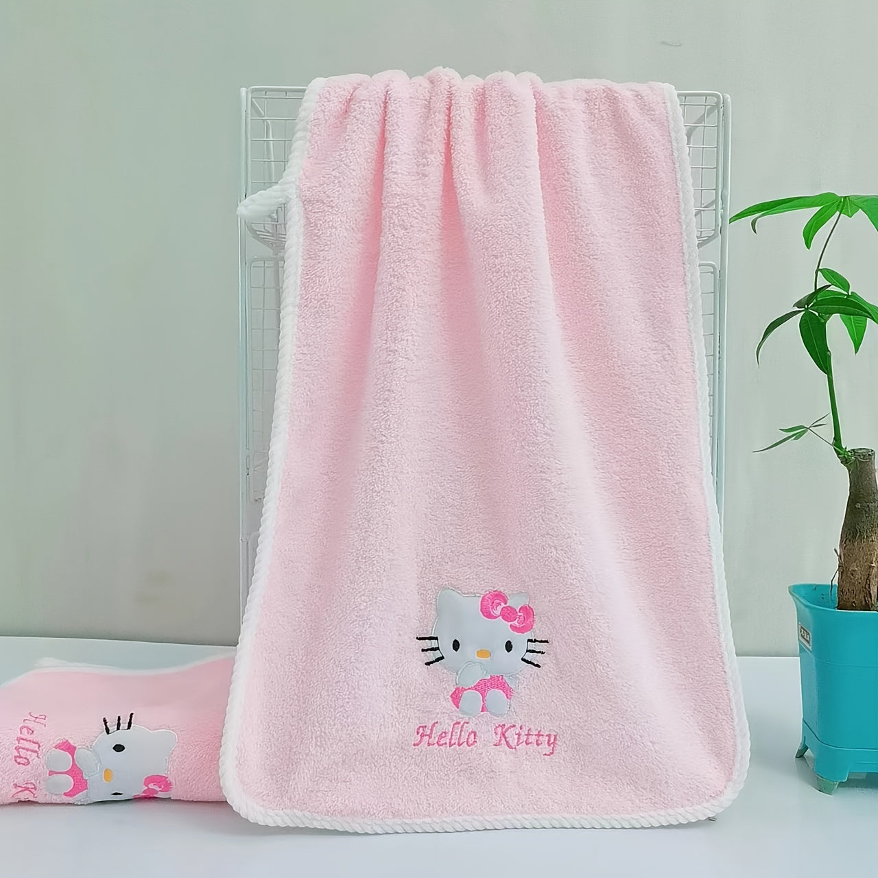 Sanrio Hello Kitty bath towel set for girls is absorbent, quick-drying, and perfect for student dormitories. Made of coral fleece, this set is designed by Sanrio.