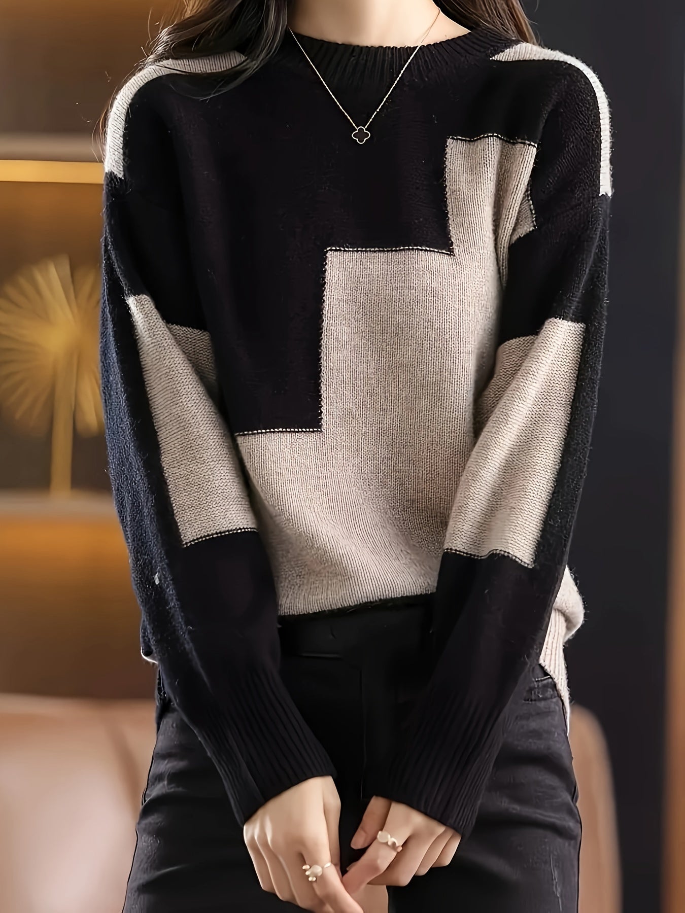 Women's color-blocked round-neck sweater, perfect for autumn and winter.