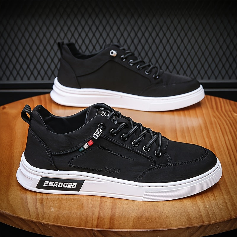 Stylish low top skate shoes with elastic laces for men, perfect for outdoor activities.