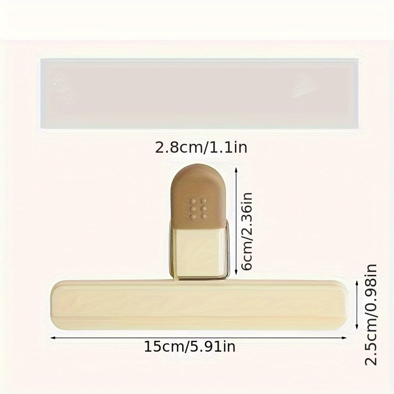 Two sets of food bag clips in different sizes - these strong seal snack bag sealers will keep your snacks fresh with their freshness preserving plastic clamps, suitable for use in the kitchen and dining areas.