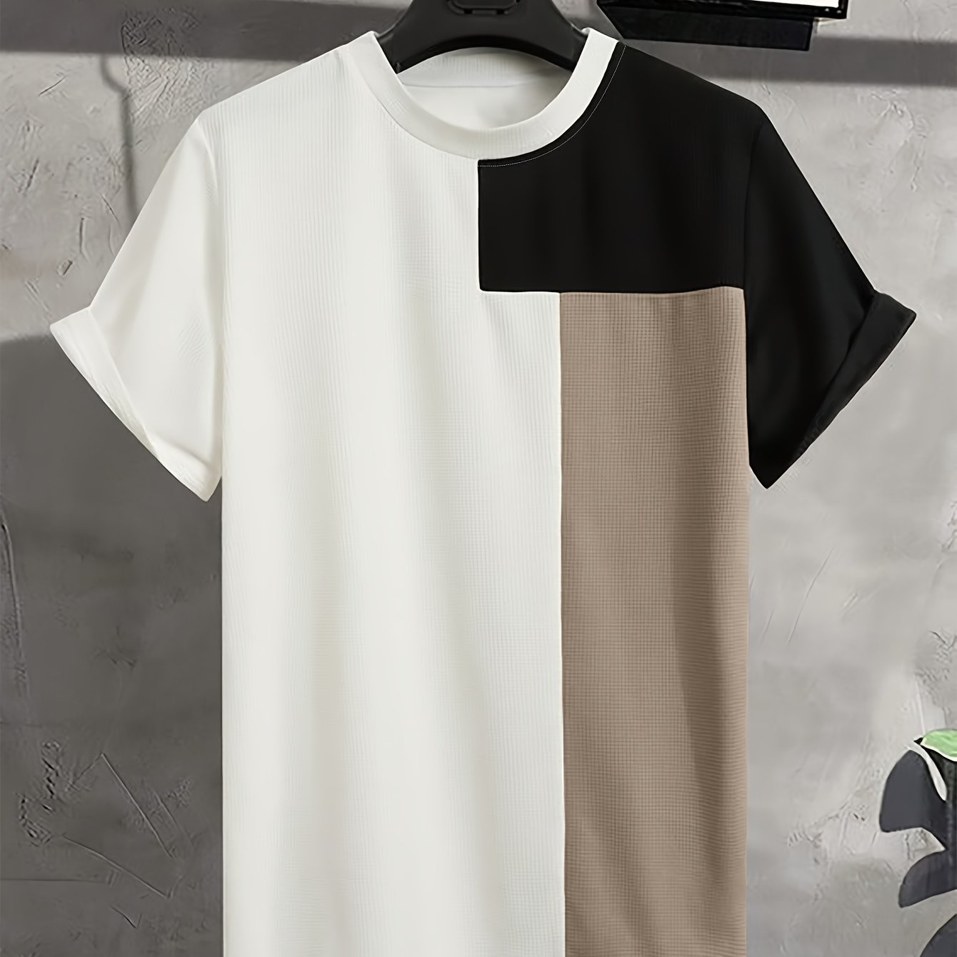 Quick-dry color block t-shirt with breathable polyester fabric and round neckline; machine washable.