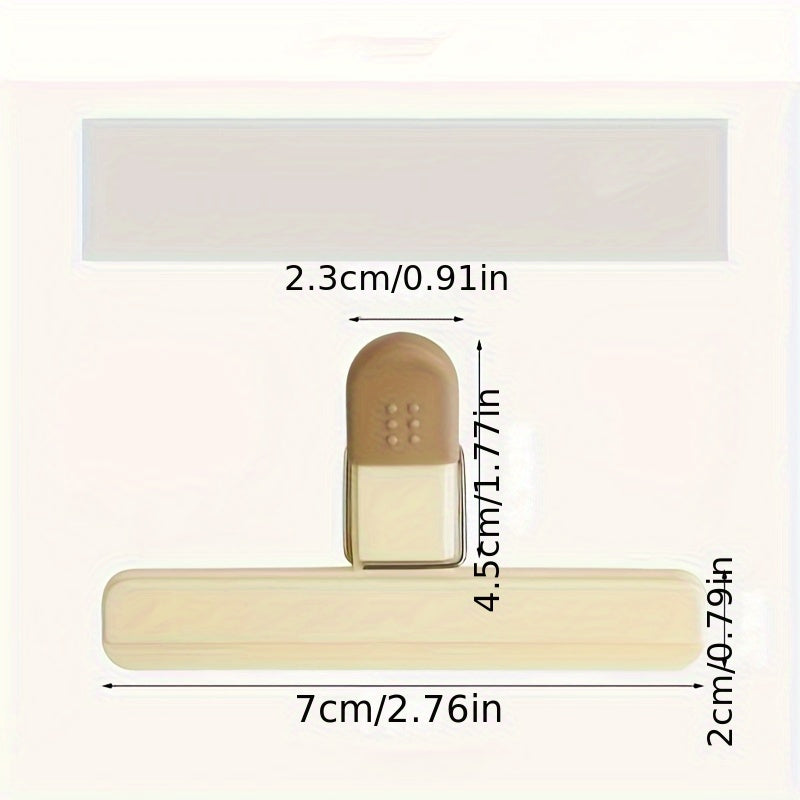 Two sets of food bag clips in different sizes - these strong seal snack bag sealers will keep your snacks fresh with their freshness preserving plastic clamps, suitable for use in the kitchen and dining areas.