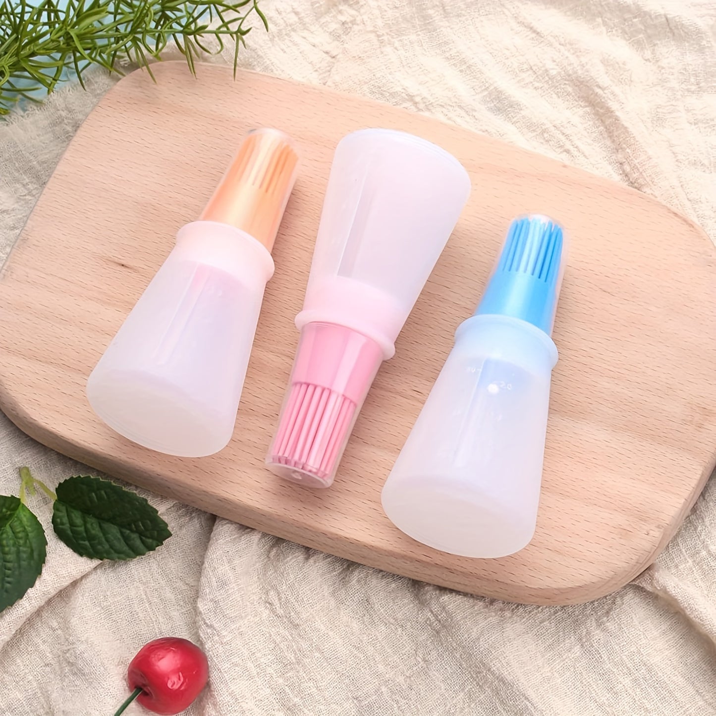 Silicone basting brush with oil dispenser, ideal for BBQ and pastry cooking. Made with food grade organic silicone, perfect for spreading honey, sauce, and for baking. A kitchen essential.