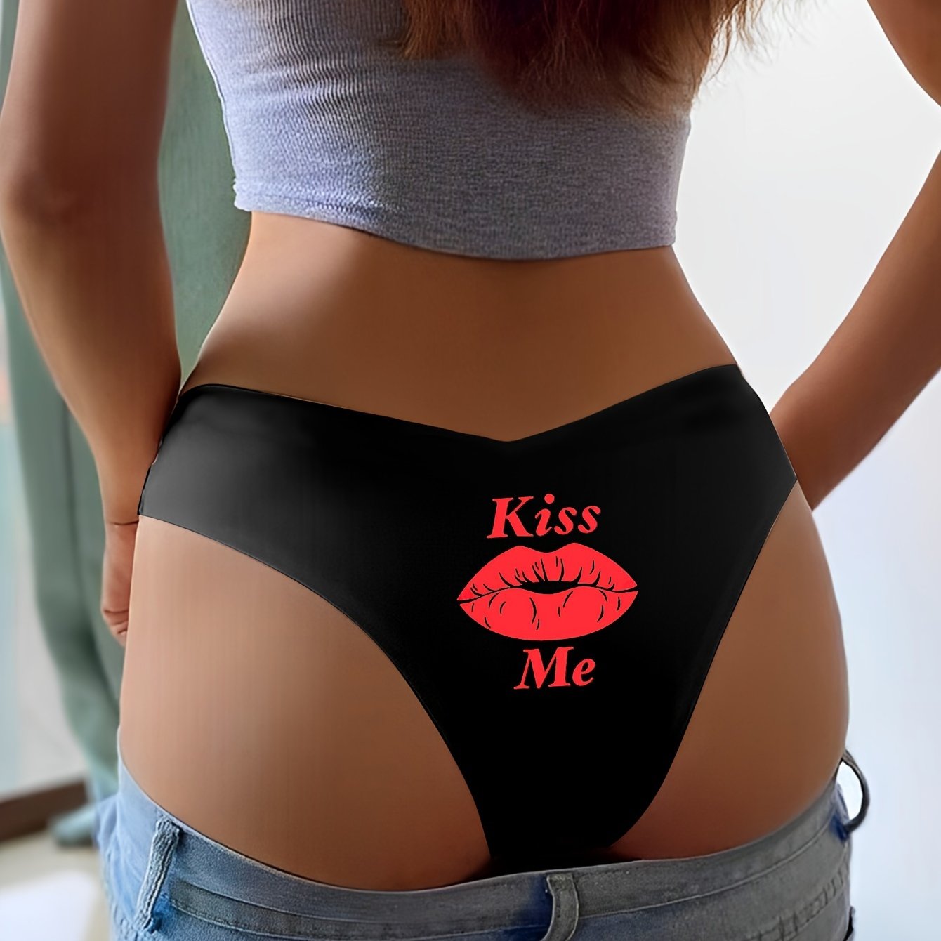 High-waist briefs for women with lip print, ideal for yoga and sports activities. Made of stretchy elastane blend knit fabric, providing comfort and style.