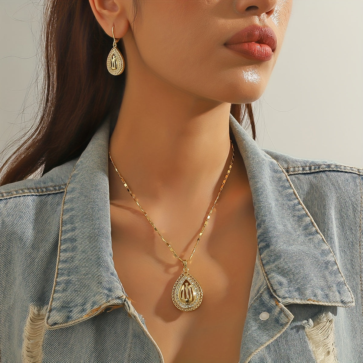 A jewelry set featuring a pendant necklace and earrings in Middle Eastern luxury style, with a golden water drop shape and interlaced lines design featuring a hollow Allah pattern.