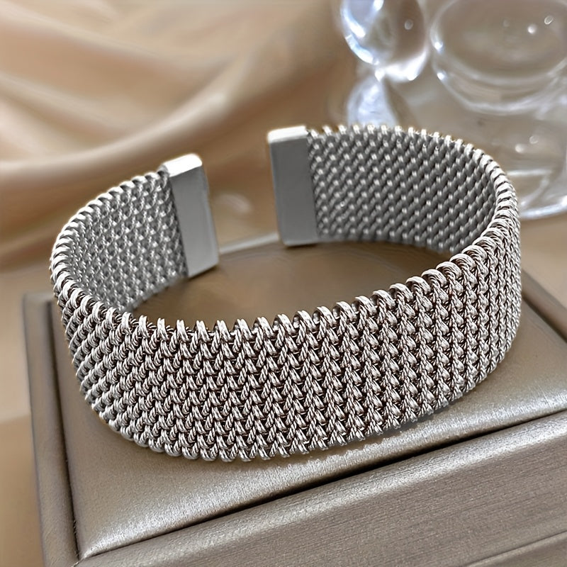 Get your hands on our elegant and fashionable classic cuff bracelet, suitable for everyday wear and parties. This vintage 18K gold-plated stainless steel braided mesh bracelet is perfect for both men and women.