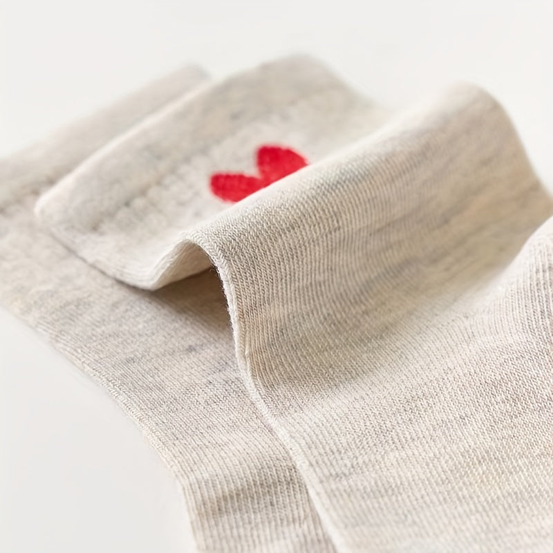 5 pairs of comfortable women's mid-tube socks with heart patterns.