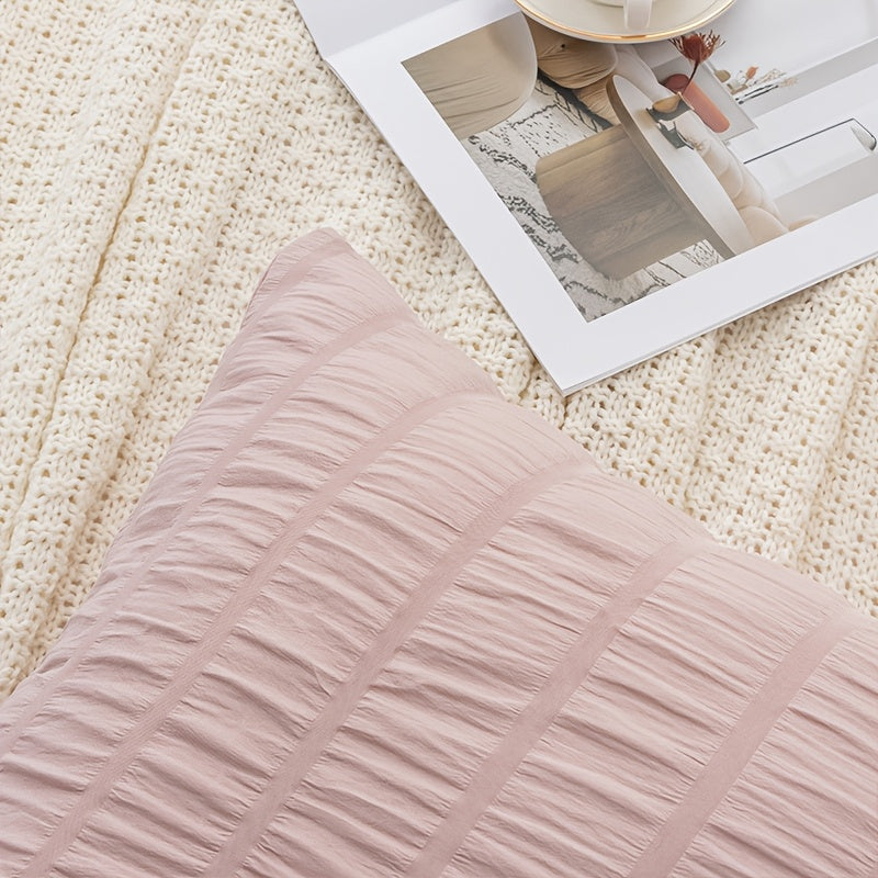 Two pillowcases in a set, each measuring 50x70cm, featuring a stylish Bubble Gauze & Cutwork design made of 100% polyester. These skin-friendly pillowcases are perfect for all seasons and are machine washable. They are made using active printing