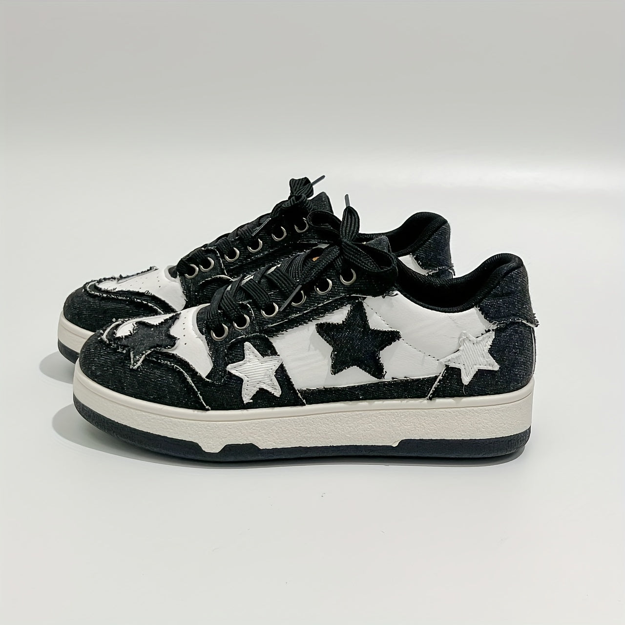 Women's skate shoes with stars design, low top colorblock flatform sneakers.