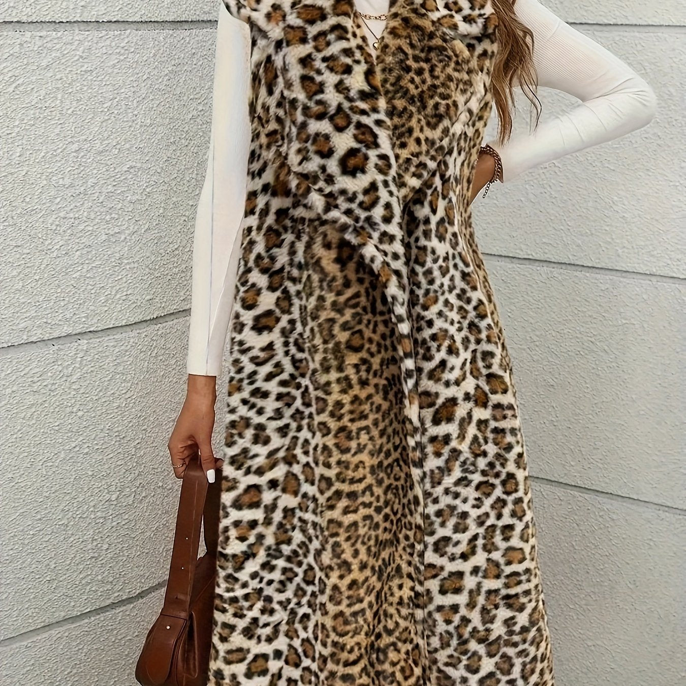 Leopard print vest in plus size with lapel collar, long length and knit fabric made of polyester.