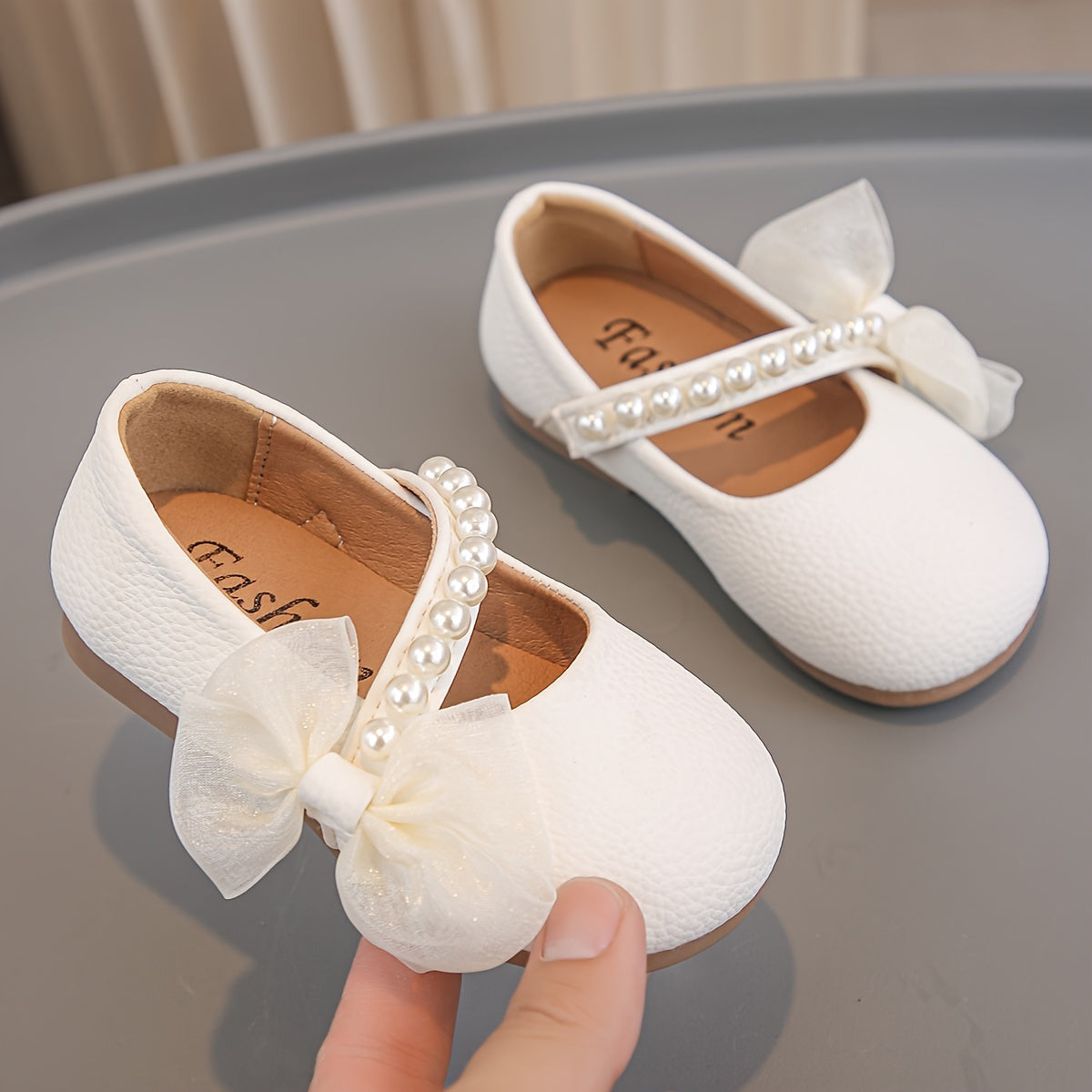 Stylish pearl bow Mary Jane shoes for girls, perfect for parties and weddings. Lightweight and breathable for spring and summer.