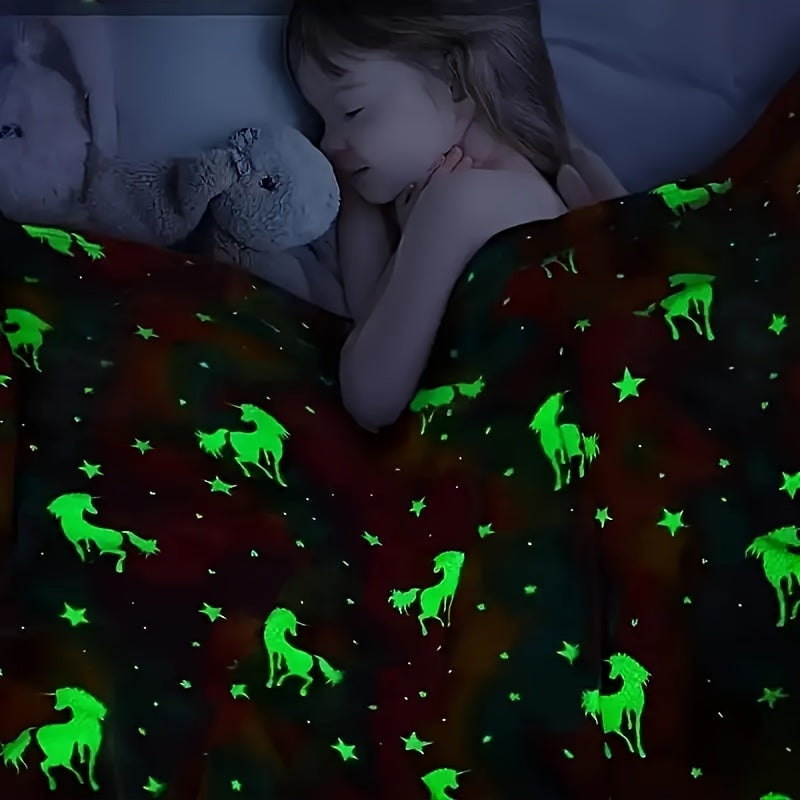 Soft and cozy throw blanket featuring a luminous stars and unicorns pattern. Glow-in-the-dark flannel material makes it the perfect gift for boys and girls. A must-have for bedroom decor.