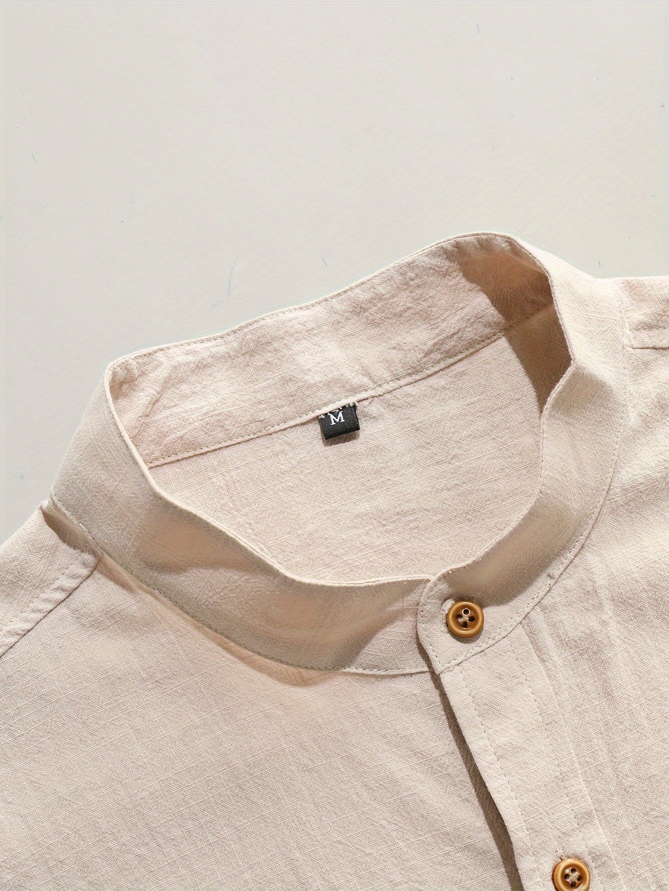 Men's casual cotton shirt in a solid color with button-up closure and chest pocket, machine washable and ideal for summer.