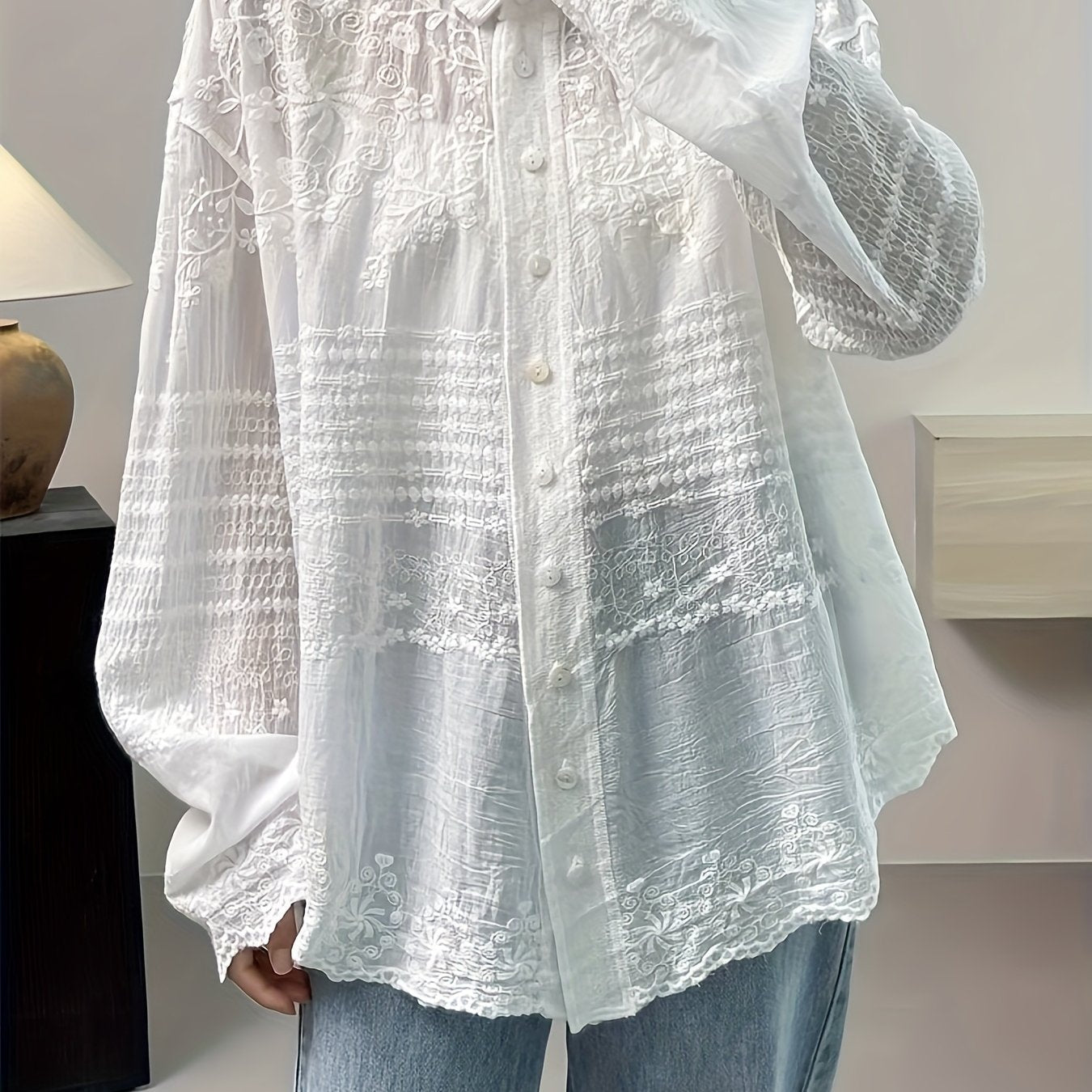 French vintage-inspired long sleeve crochet blouse for women, versatile for spring and fall.按钮式白色透明蕾丝细节上衣，搭配宽松休闲设计。