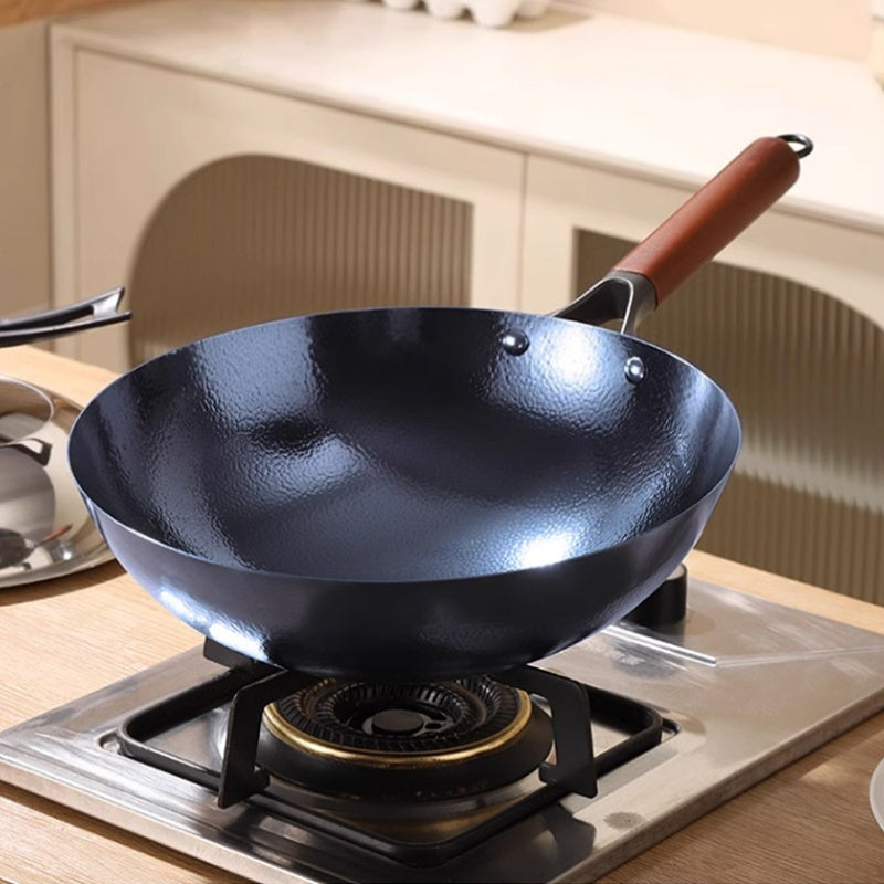 1 piece of BAICHANG Cast Iron Omelet Pan, a classic Traditional Chinese Wok, features a non-stick surface for easy egg frying. This skillet is compatible with gas stoves and should be hand washed only. A versatile kitchen essential for cooking and