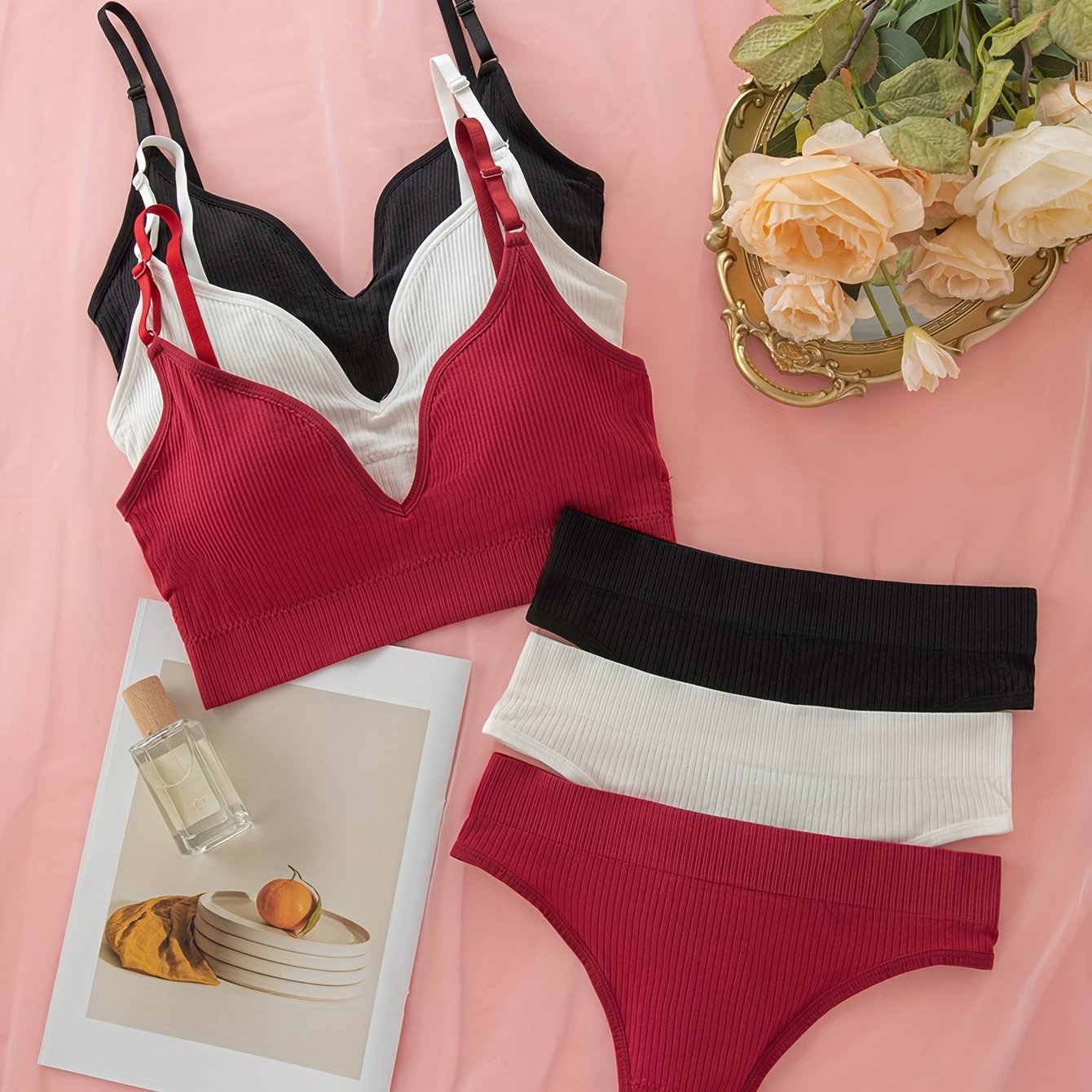 3-piece causal lingerie set with wireless cami bra and panties. Made of solid ribbed material for a push-up effect.