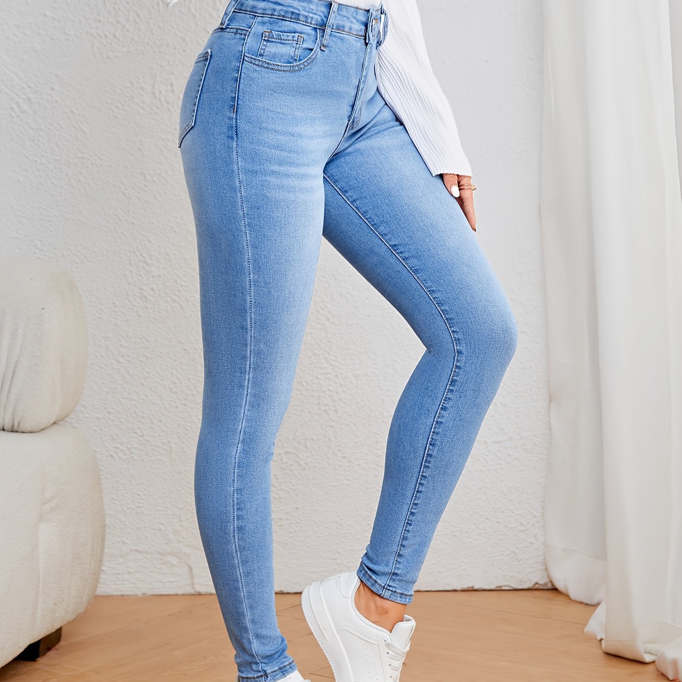 Light blue skinny jeans for women, high waist slim fit, perfect for everyday fashion in fall and winter.