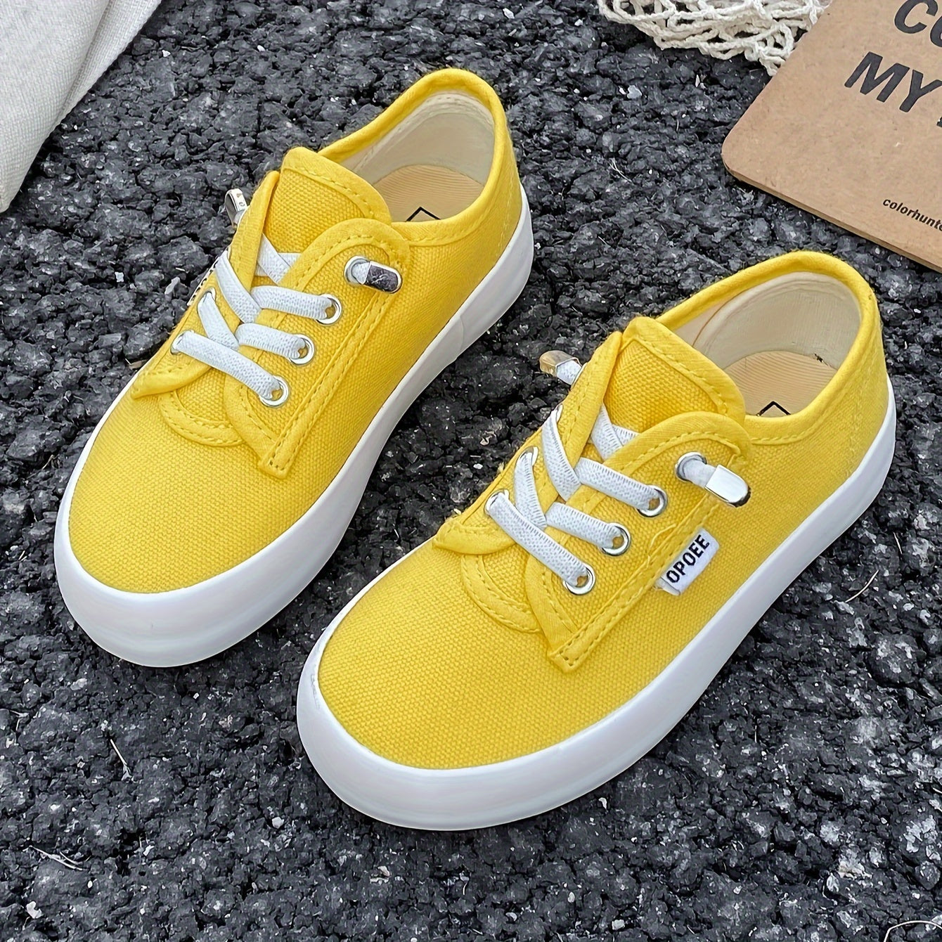 Children's preppy casual low top sneakers with solid color fabric upper and rubber sole. Features round toe, breathable cloth insole, elastic band closure, lightweight design, splicing