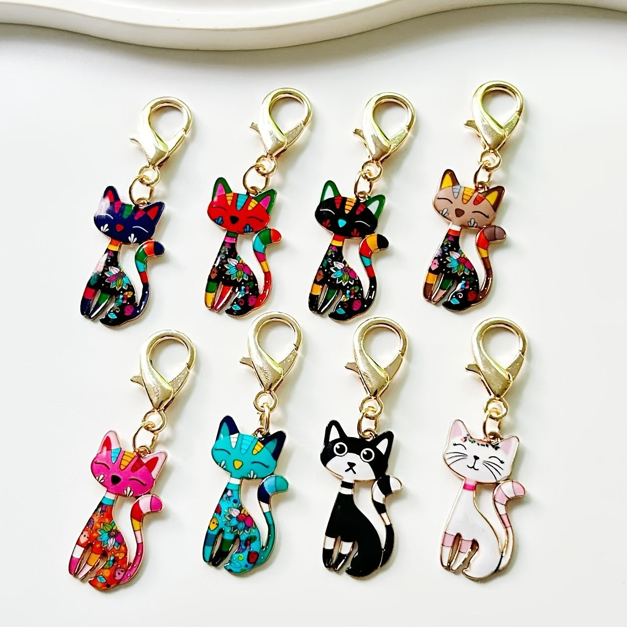 A collection of traditional cat-shaped keychains, 8 stylish zinc alloy keychains, whimsical cartoon animal pendants, perfect for embellishing handbags, car keys, and backpacks. Great for everyday use or as unique party favors for school events.