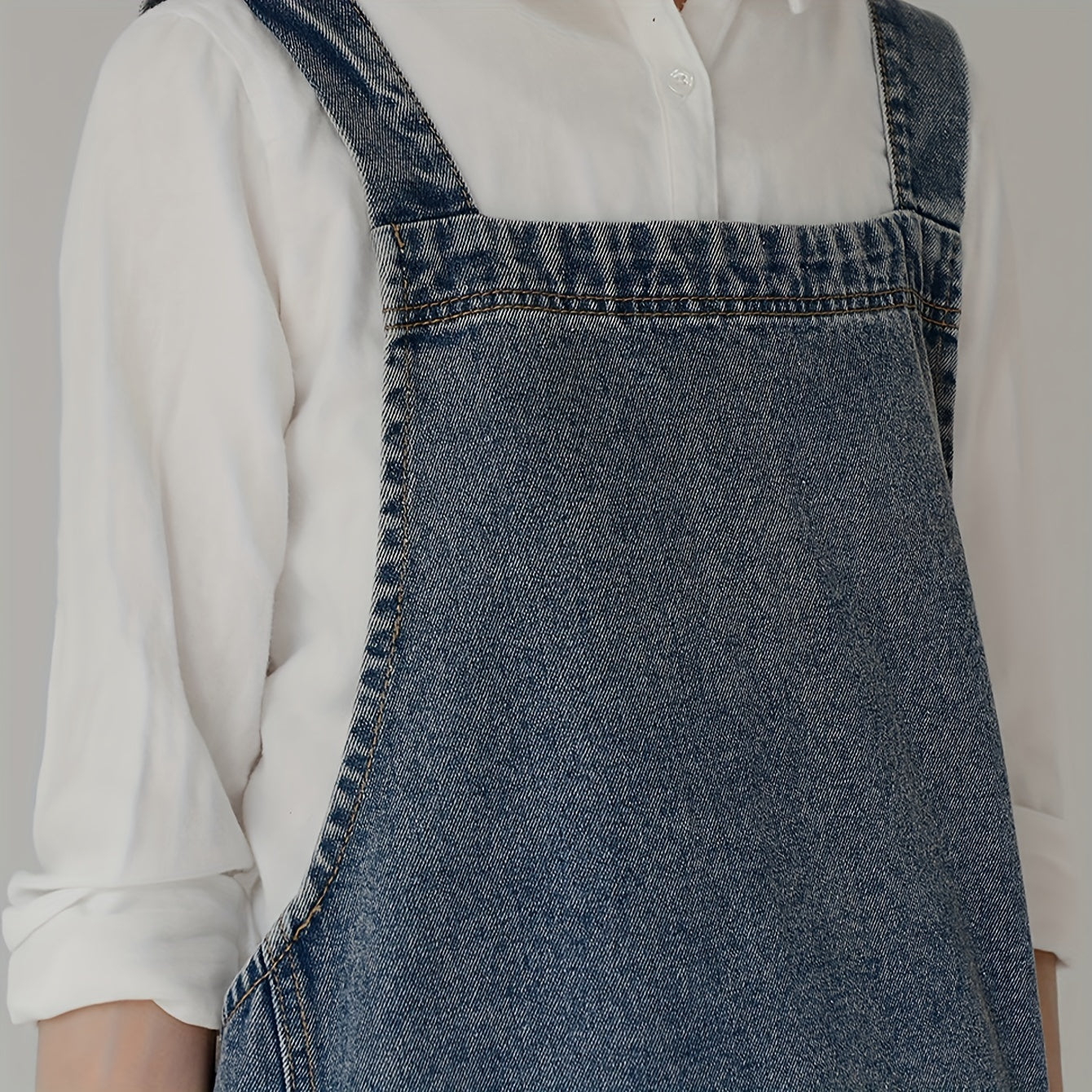 Vintage-style denim apron with pockets, adjustable straps, and waterproof design for kitchen and restaurant work.