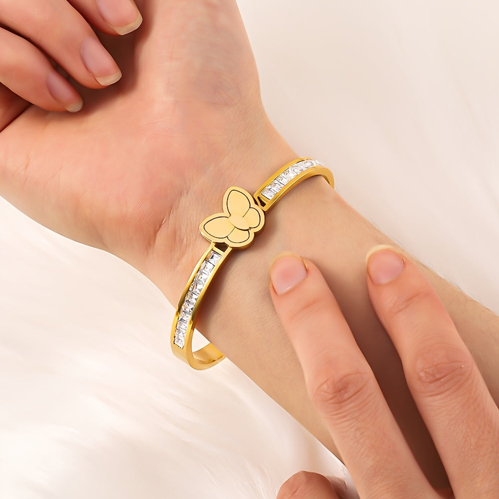 Butterfly Charm Bracelet in Chic Style - Made with 18K Gold Plated Stainless Steel, Hypoallergenic and Fade-Resistant Material, Ideal for Everyday Wear or as a Thoughtful Gift