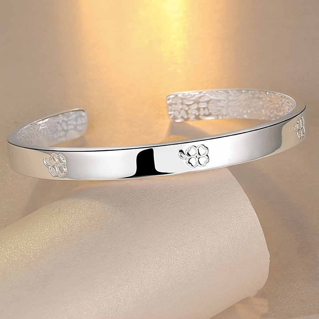 Stylish and Timeless Women's Open Clover Bracelet, Crafted from Hypoallergenic Silvery-Plated Titanium Alloy, Ideal Gift for Her, Featuring a Sleek Surface Finish