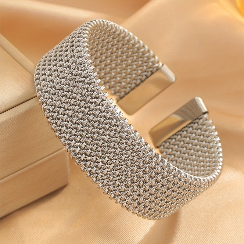 Get your hands on our elegant and fashionable classic cuff bracelet, suitable for everyday wear and parties. This vintage 18K gold-plated stainless steel braided mesh bracelet is perfect for both men and women.