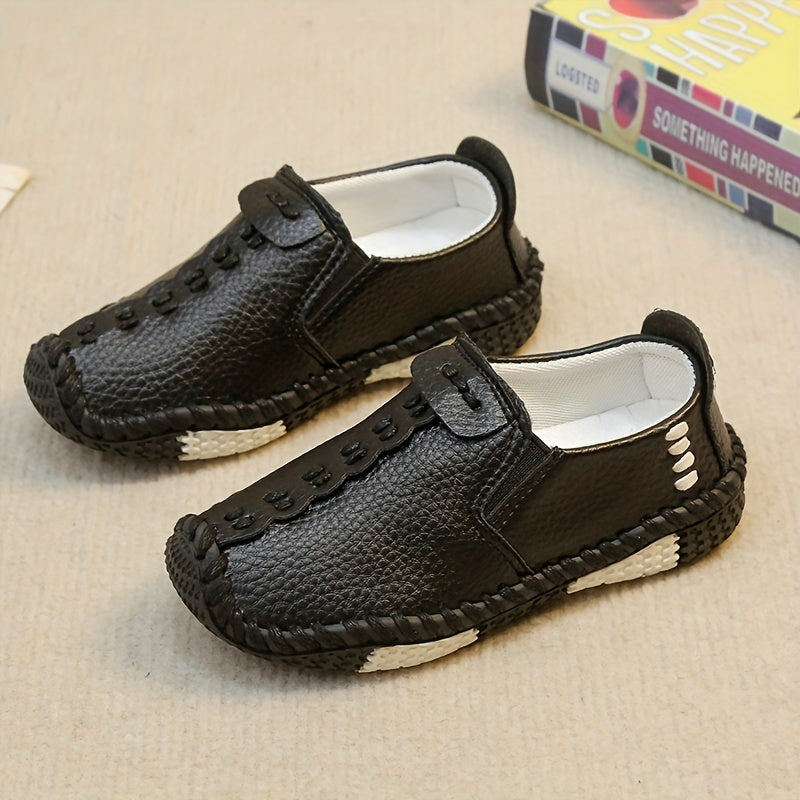 Breathable faux loafers for boys, ideal for spring and autumn. Features stitched details and a comfortable single sole.