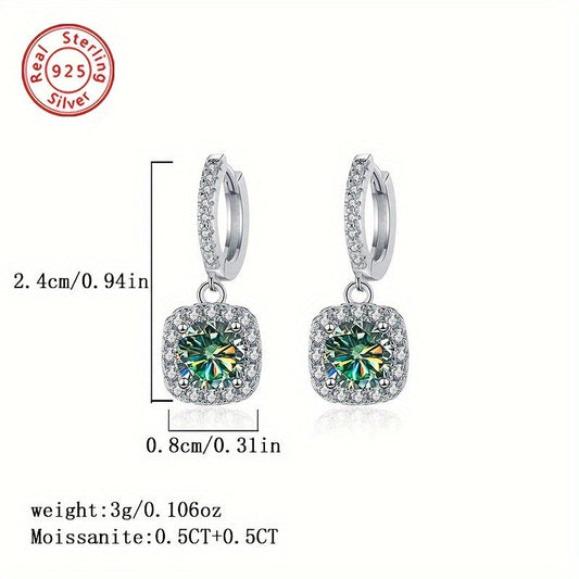 Ajoyib 925 sterling kumush bitta 0.5ct moissanite quloq uzuklari banketlar, ishga borish va maxsus tadbirlar uchun mukammal. 14-fevral, Halloween, Rojdestvo yoki ayollar uchun quloq bezagi sifatida ideal sovg'a. Og'irligi 3g/0.106oz.