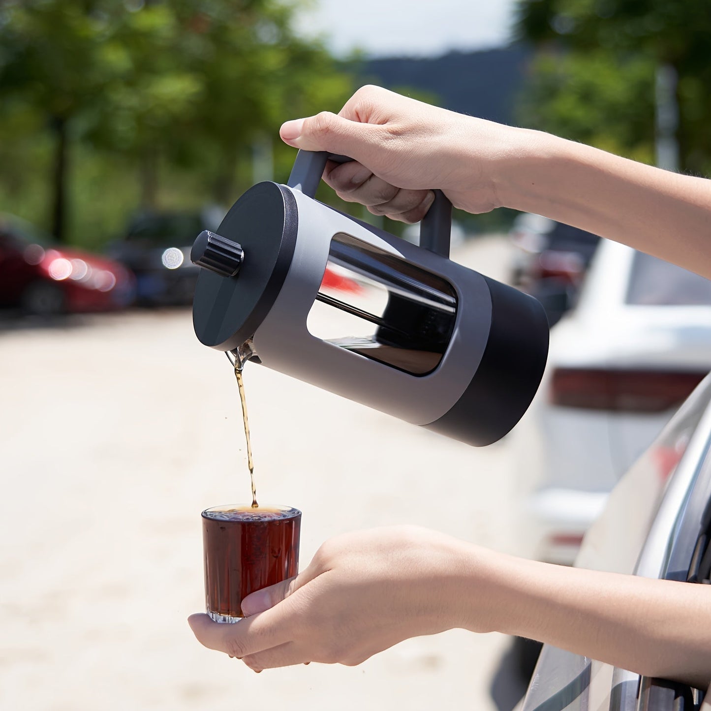 Представляем кофеварку French Press Coffee Maker, доступную в трех размерах - 350 мл, 600 мл и 1 л. Эта современная кофеварка изготовлена из прочного стекла и нержавеющей стали, с ручным управлением для индивидуального процесса заваривания. Полная версия