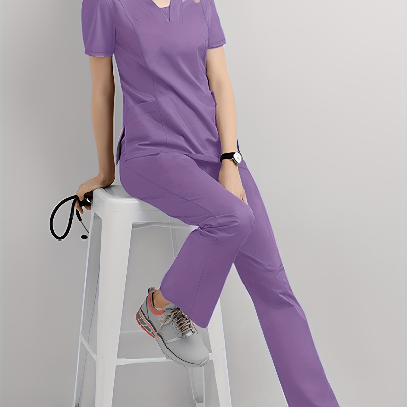 Mustahkam ayollar uchun jogger scrubs to'plami, V-shaklidagi yuqori qismi, tortishqoq shimlar va funksional cho'ntaklar - Sog'liqni saqlash mutaxassislari uchun ideal. Elastik va nafas oladigan polyester/spandeksdan tayyorlangan, mashinada yuvish mumkin.