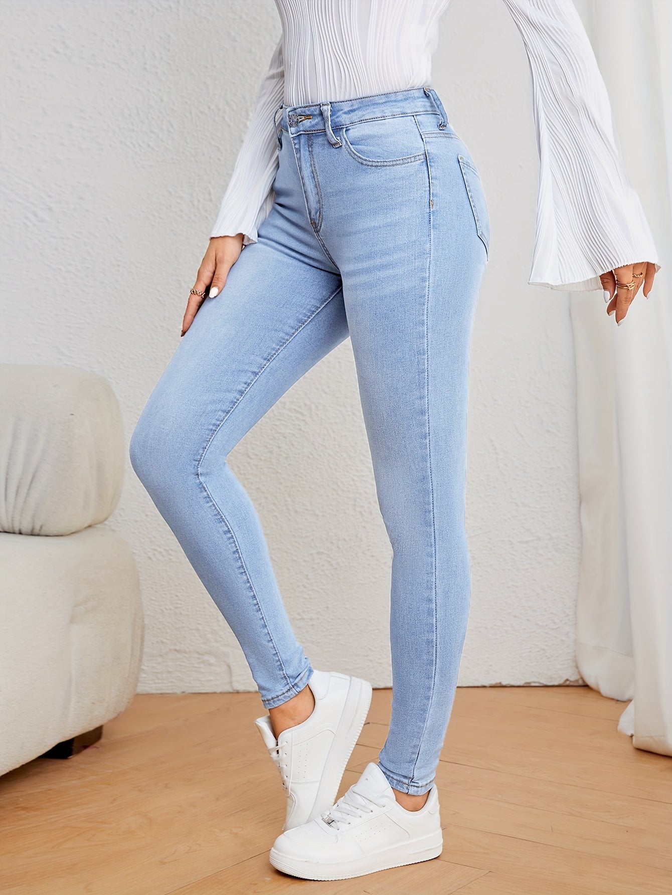 Light blue skinny jeans for women, high waist slim fit, perfect for everyday fashion in fall and winter.