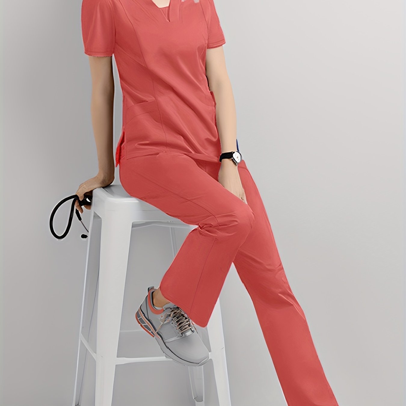 Mustahkam ayollar uchun jogger scrubs to'plami, V-shaklidagi yuqori qismi, tortishqoq shimlar va funksional cho'ntaklar - Sog'liqni saqlash mutaxassislari uchun ideal. Elastik va nafas oladigan polyester/spandeksdan tayyorlangan, mashinada yuvish mumkin.