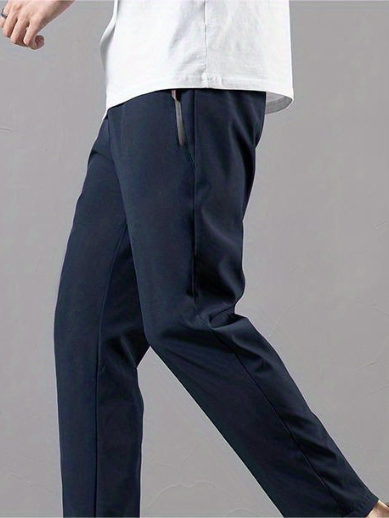 Casual men's pants with stretch, drawstring and zipper for spring and summer sports.