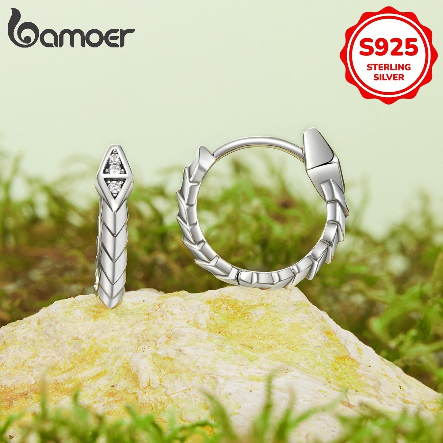 These snake hoop earrings have a vintage Western style, made for women from 925 sterling silver and featuring a cubic zirconia inlay. With a lightweight design of 3.1g, they are ideal for both daily wear and festive occasions. Allergy-friendly and in