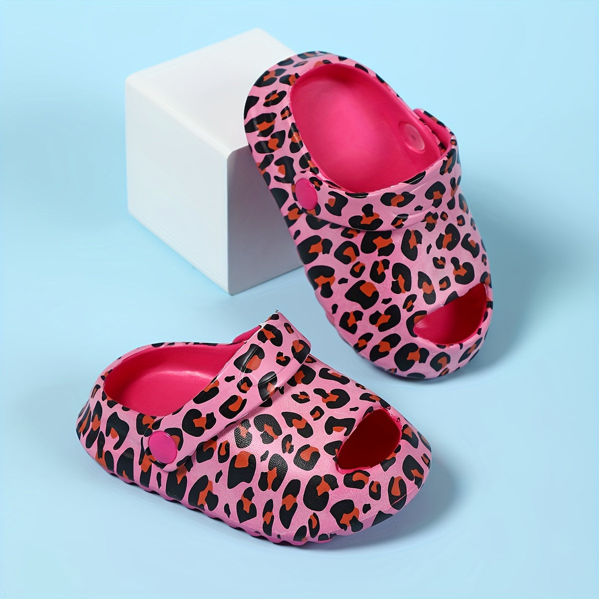 Stylish patterned clogs for girls, perfect for indoor and outdoor wear.